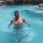 Akshay Kumar Instagram - Nothing like a dip in the pool in the scorching summers 😎 Here I am swimming with weights...please ensure you're good at swimming to attempt this. It's a great leg workout and helps in overall core building. #FitIndia #LoveForTheOutdoors #SundayFunday