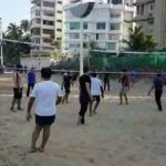 Akshay Kumar Instagram - Superb Sunday morning playing volleyball with these boys at Juhu beach today. Always been a believer of 'a little goes a long way' So what are you doing to stay fit this weekend? Do share your photos/videos/experiences using #FitIndia 🙃