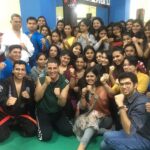 Akshay Kumar Instagram - Always happy to meet lovely ladies from different walks of life, share and shed their fears! 3 cheers for the 138th batch of Women's Self Defense Center 👊🏻 Special thanks to Pankaja Munde ji for your time today & @adityathackeray as always 🙏🏻 #WSDC
