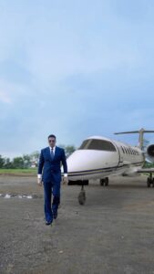 Akshay Kumar Instagram - #BellBottom is landing in cinemas near you on this Thursday ✈️ Book tickets now to board 😎 Paytm: https://m.paytm.me/bbottom BMS: https://bookmy.show/BellBottom21 BellBottom Advance Booking Now Open!