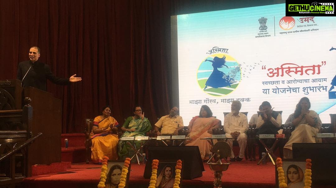 Akshay Kumar Instagram - Congratulations to the Maharashtra Government and kudos to the efforts of Hon. CM @devendra_fadnavis ji and Pankaja Munde ji for the launch of #Asmita scheme on #WomensDay to make sanitary pads available to girls and women from rural areas at a very subsidized rates. You too can become a sponsor now on https://mahaasmita.mahaonline.gov.in/