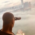 Akshay Kumar Instagram - Enjoying the harbour view and some calm before the world and kids wake up 😉 #DadOnDuty #QuickGetaway @fshongkong