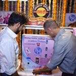 Akshay Kumar Instagram - Placed a sanitary pad vending machine at Mumbai Central ST Bus Depot today, hoping to place more across the State and eventually hopefully the whole country. Thank you @adityathackeray for your support 🙏🏻