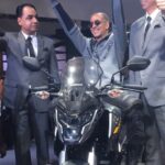 Akshay Kumar Instagram - ‪Impressed with the Honda X Blade, a machine with robotic look from @honda2wheelerin ready to take the roads by storm! #OneLookIsEnough #AutoExpo2018 #AETMS18 #Honda2WAE18‬