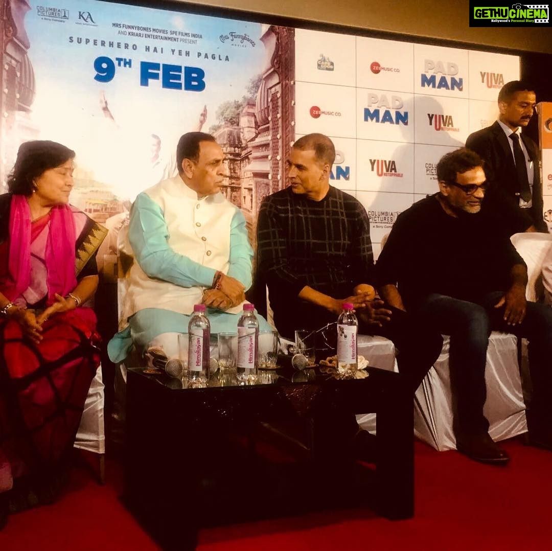 Akshay Kumar Instagram - The very first screening of #PadMan was held today for school children. Grateful to hon. CM of Gujarat @vijayrupanibjp ji and Minister Of State, @vibhavaridave ji for their support. @PadManTheFilm @sonamkapoor @radhikaofficial @twinklerkhanna @sonypicturesin @kriarj #RBalki #9Feb2018 #PadManInAhmedabad