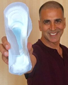 Akshay Kumar Instagram - Thank you for tagging me #ArunachalamMuruganantham ‪Yes, that’s a Pad in my hand & there's nothing to be ashamed about. It's natural! Period. ‬ ‪#PadManChallenge‬ ‪Copy, Paste this & Challenge your friends to take a photo with a Pad!‬ Here I am Challenging @deepikapadukone @virat.kohli @aliaabhatt