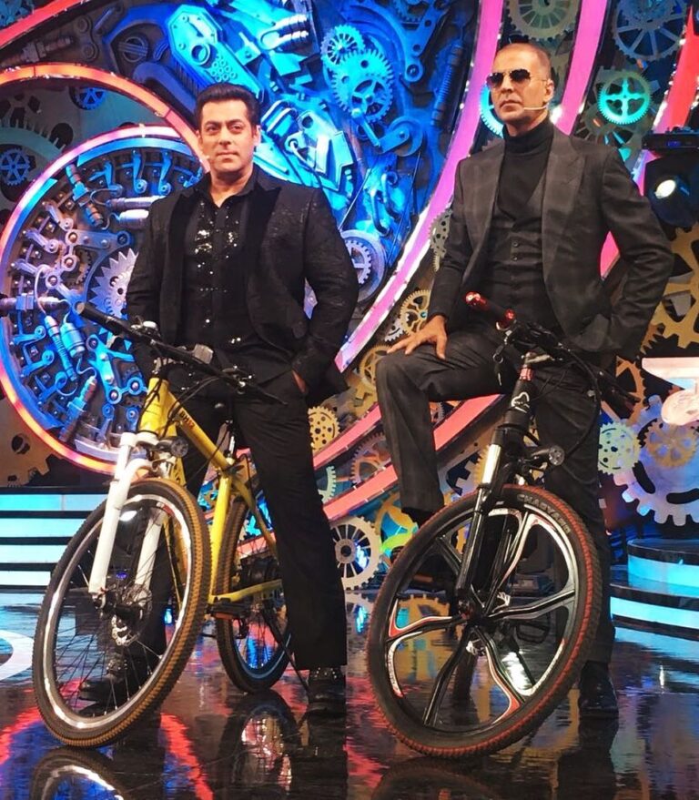 Akshay Kumar Instagram - ‪Find out who will win #BB11. Join Pad Man and Sal Man tonight for the #BB11Finale at 9pm only on @colorstv!‬ @padmanthefilm @beingsalmankhan @sonypicturesin @kriarj ‬