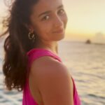 Alia Bhatt Instagram - Never met a sunset I didn't like🤍