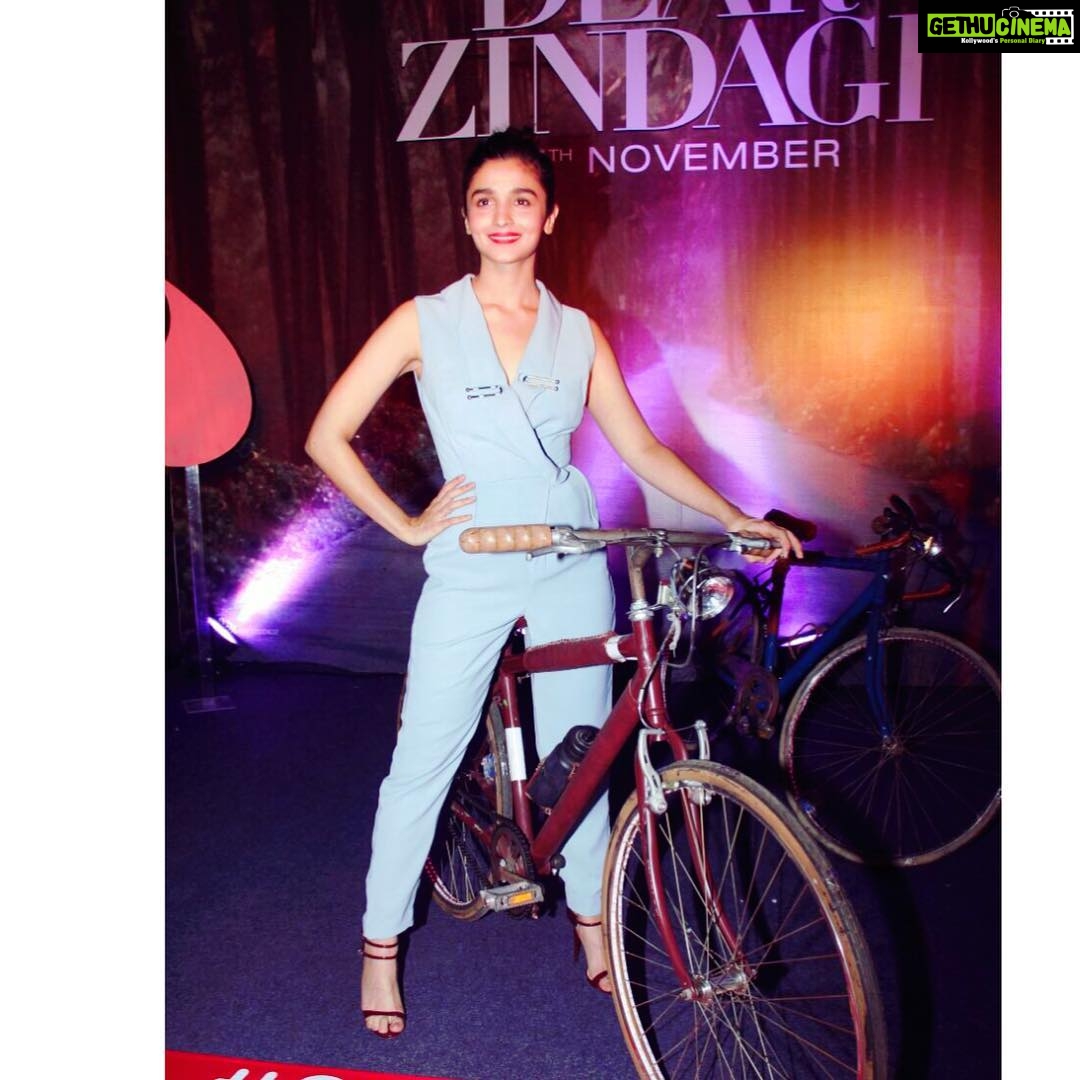 Alia Bhatt Instagram - Cycle ko recycle ❤️#dearzindagi25thnov