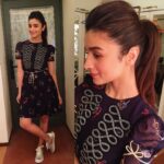 Alia Bhatt Instagram - Good morrow! Wearing @tommyxgigi and @clarksshoes styled by @stylebyami @shnoy09 hair by @pinka25 make up by @puneetbsaini!!!! #DearZindagi