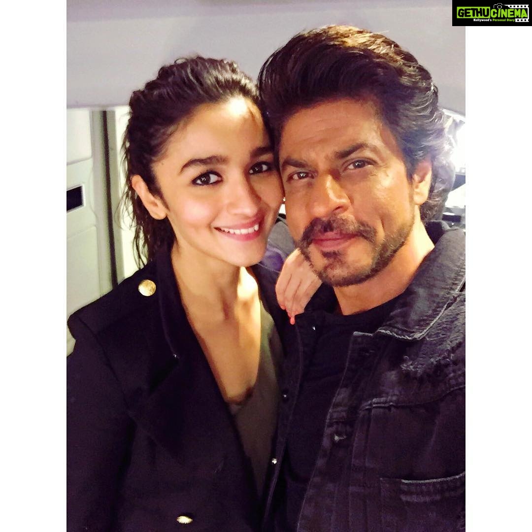 Alia Bhatt Instagram - Must pause for selfie. Always! #DearZindagi