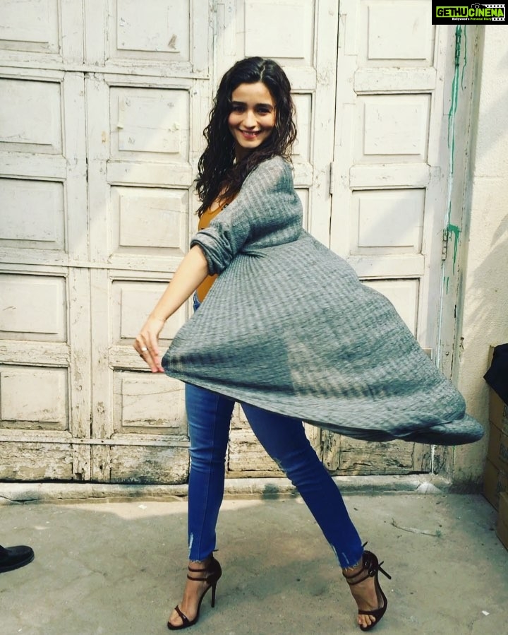 Alia Bhatt Instagram - Hellooooooooooo #DearZindagi ❤️❤️❤️