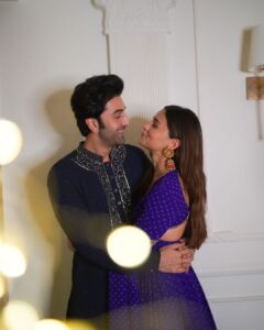Alia Bhatt Instagram - & some love .. ✨❤️

Happy Diwali 🪔