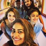 Alia Bhatt Instagram - Last day selfie number one. Longggggggg day to go but my happy helpers make sure it's a smooooooth ride :) #ShootLife #SingaporeVibes @lakshmilehr @pinka25 @rosbelmonte