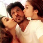 Alia Bhatt Instagram - Pout away with SRK !!! @iamsrk @parineetichopra #FAN