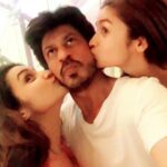 Alia Bhatt Instagram – Pout away with SRK !!! @iamsrk @parineetichopra #FAN