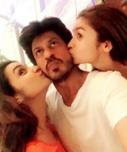 Alia Bhatt Instagram - Pout away with SRK !!! @iamsrk @parineetichopra #FAN