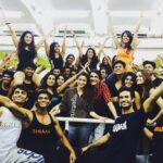 Alia Bhatt Instagram - Filmfare prep with Shiamak and his fabulous dancers !!!! #DancingGoals 💃❤️