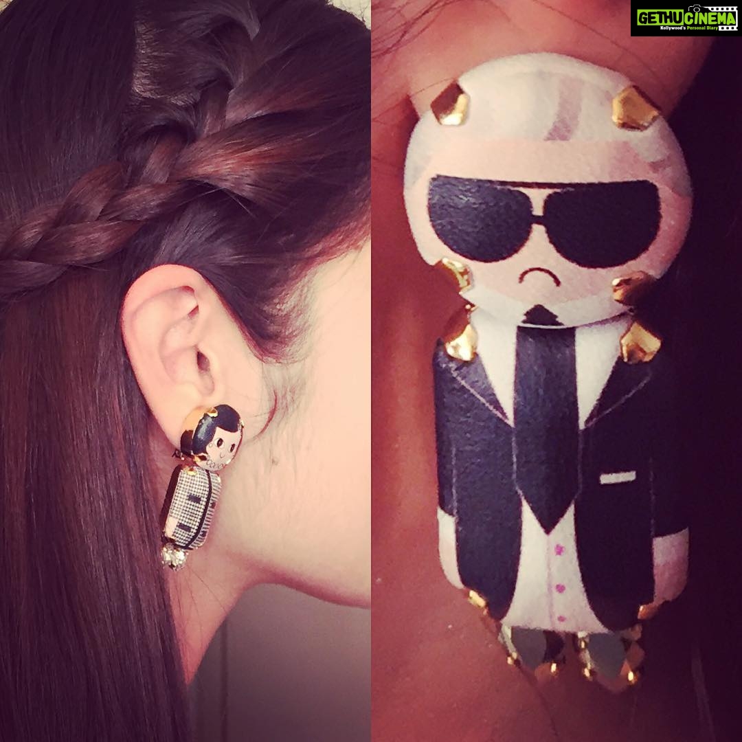 Alia Bhatt Instagram - Accompanying me this evening to the #AbsolutElyxFilmfareGlamourAndStyleAwards - #KarlLagerfeld #CocoChanel #FashionLegends ❤️ @bijouxdefamille