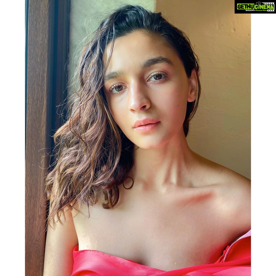 Alia Bhatt Instagram - Today is appreciation day.. thank you my family.. my people.. you have today given me 50M love.. I love you ALL to the stars and beyond ✨ 💗 I'd like to take this moment to share something I’ve learned over the last couple of months.. social media connects us.. it excites us and yes it also entertains us.. but IT IS NOT US. Even when I was at 5, I5 or 50K love I was as happy and as grateful as I am today. I truly truly truly believe that our lives are made up of the relationships we cultivate with people and most importantly OURSELVES...no one has the right to make you feel any lesser or greater by the touch of a button. So as I said, today is appreciation day. I would like you all to take a moment and appreciate yourselves.. appreciate your mind,your body,your heart and your soul!! Because no like or dislike.. no follow or unfollow..no troll or poll can take who YOU are away from yourself💗 💗 Okay bye ✨😀