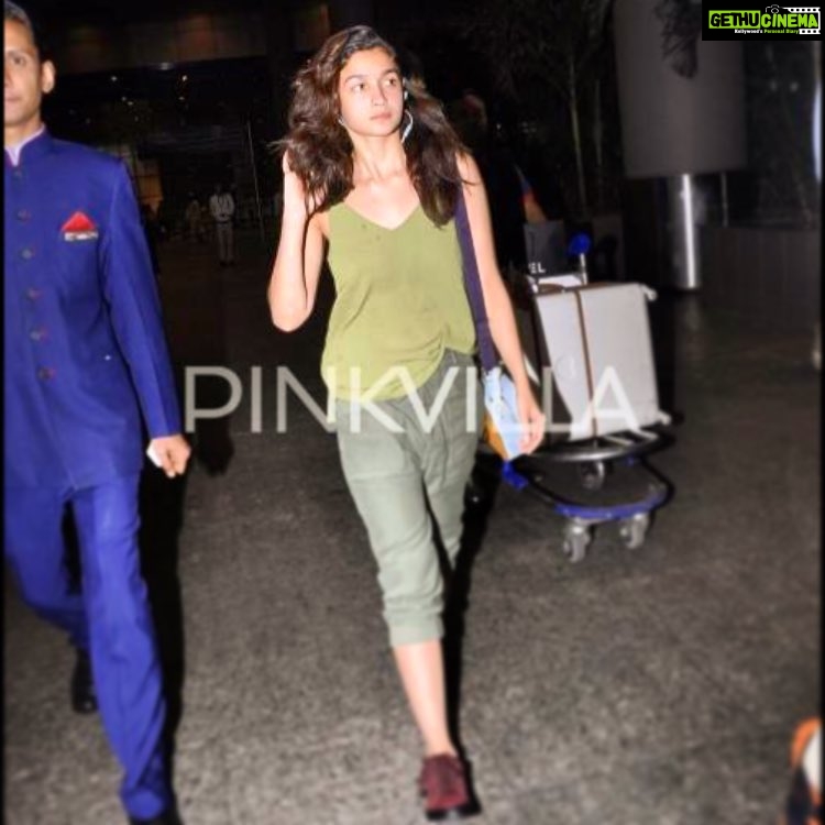 Alia Bhatt Instagram - Flying solo. FYI I love walking pictures ;) #pappppppppped !!!