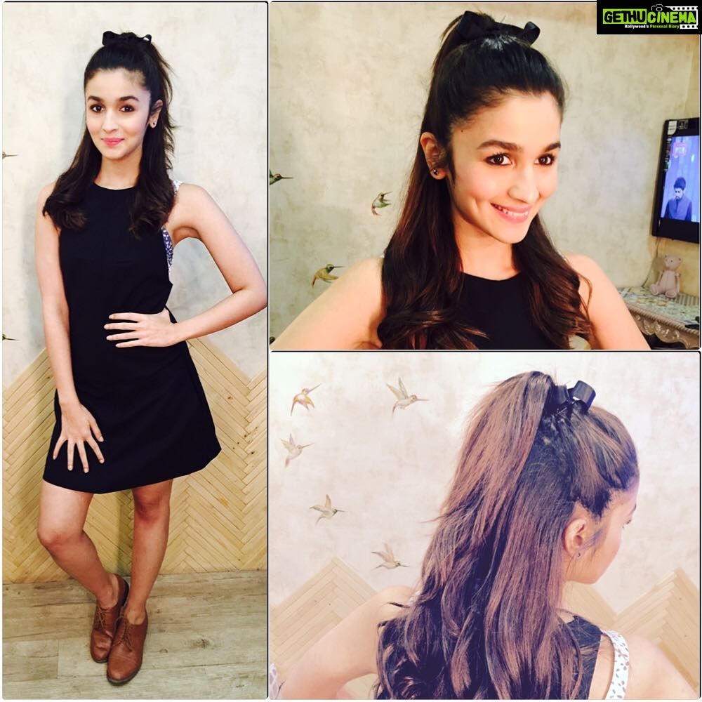 Alia Bhatt Instagram - Ready set gooooo !!!! #HeroISL wearing H&M @stylebyami @shnoy09 hair by @ayeshadevitre @sajzdot and make up by @artinayar #ShaandaarPromotions #1DayToGoForShaandaar