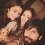 Alia Bhatt Instagram - And finally !!! 1 day to goooooooo ;) #ShaandaarSelfie #1DayToGoForShaandaar @shahidkapoor @mira.kapoor !!! Oh yes and thank you Vikas for giving us your finger ;)