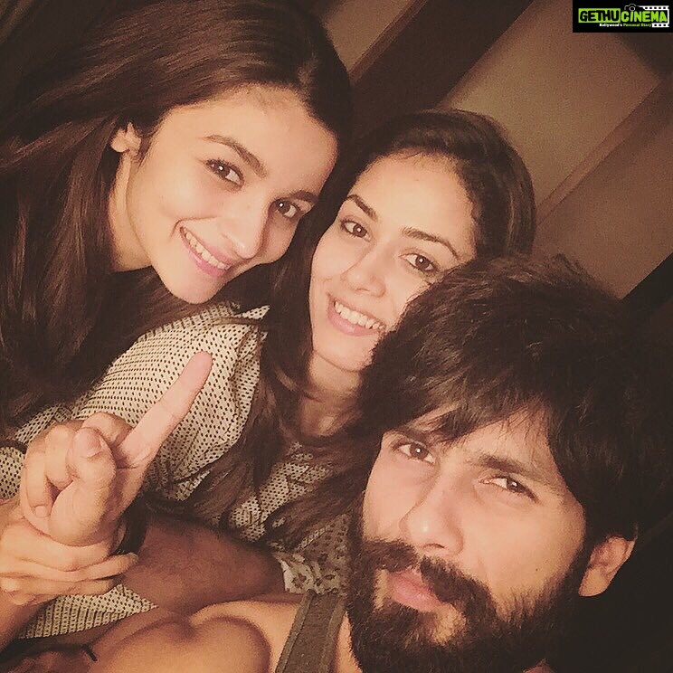 Alia Bhatt Instagram - And finally !!! 1 day to goooooooo ;) #ShaandaarSelfie #1DayToGoForShaandaar @shahidkapoor @mira.kapoor !!! Oh yes and thank you Vikas for giving us your finger ;)
