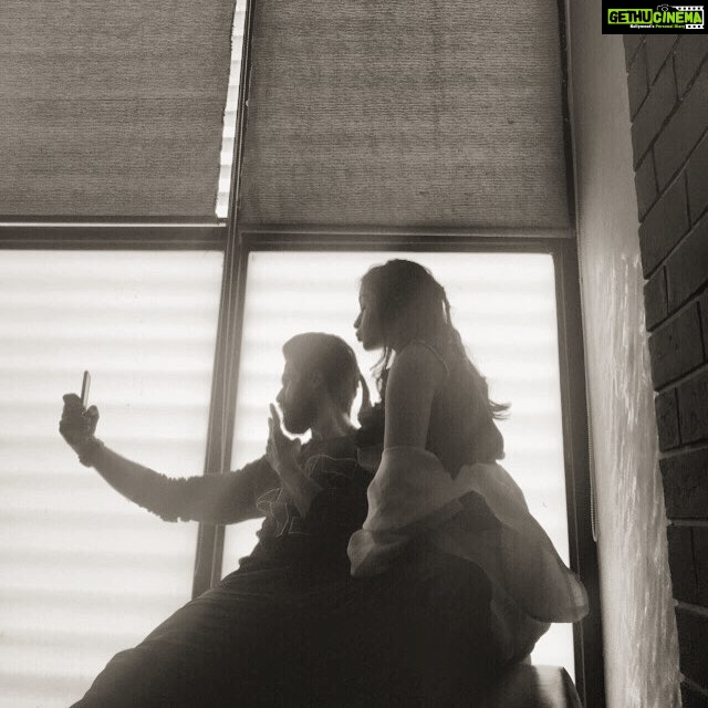 Alia Bhatt Instagram - 2 days to go !! A picture taken by our lovely director while we were trying to take a selfie !!! ;) #ShaandaarLove #2DaysToGoForShaandaar