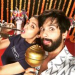 Alia Bhatt Instagram – Easy vibes today at promotions @shahidkapoor drip drop drip drippity drop !!!! ;) ;) #Shaandaar #ShaandaarDiaries #ShaandaarPromotions