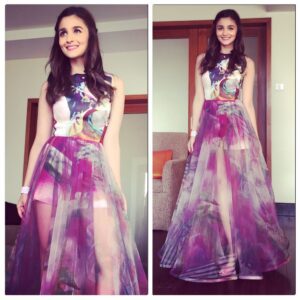 Alia Bhatt Instagram - In Gauri and Nainika.. Make up by my fav @mickeycontractor hair by Susan and styling by my other fav @stylebyami thank youuuuuh guys😘😘😘 #shaandaar