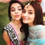 Alia Bhatt Instagram - Wedding day. #love #MrandMrsJain #mustpose ;) @rheakhurana