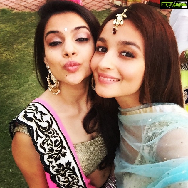 Alia Bhatt Instagram - Wedding day. #love #MrandMrsJain #mustpose ;) @rheakhurana