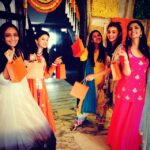 Alia Bhatt Instagram – Happy helpers !!! #MrandMrsJain @meghnagoyal1 @akansharanjan @kripamehta93 @tiamathew