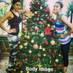 Alia Bhatt Instagram – Yas, me and Tree ;) #festive #workkkkkkkitttttttttttttt #christmasssssssss @yasminkarachiwala