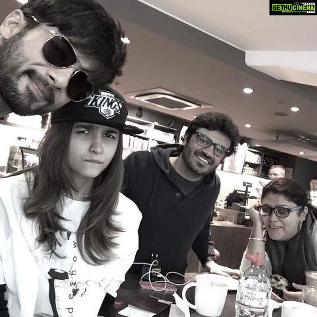 Alia Bhatt Instagram - Somewhere on the way home. #throwback #SHAANDAAR #nofilter