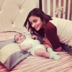 Alia Bhatt Instagram – A poser is born ;) @rheakhurana #soomuchlove