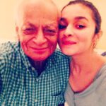 Alia Bhatt Instagram - My 86 year old grandfather !!! But even younger than me at heart !! Happy birthday grandpa !!! Love you to the stars and back !!