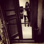 Alia Bhatt Instagram - Slimming mirrors are a bliss !! #goinghome #byelondon :(
