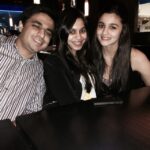 Alia Bhatt Instagram – @mojorojo @shaheenb cheat meal with my favourite people !!!