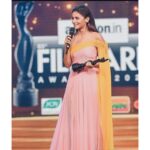 Alia Bhatt Instagram - Thank you @filmfare for another unforgettable night! Zoe I love you, so gratefull you picked me!!!! thank you for giving me safeena! @zoieakhtar @reemakagti1 This one is for team GULLY BOY you guys are just too special! @ranveersingh @ritesh_sid @faroutakhtar @itsvijayvarma @vijayraazofficial @amrutasubhash @vjymaurya @ankurtewari @ozajay @puneetbsaini @priyanka.s.borkar @suzcapmer @arjunbhasin 📸 @prathameshb84