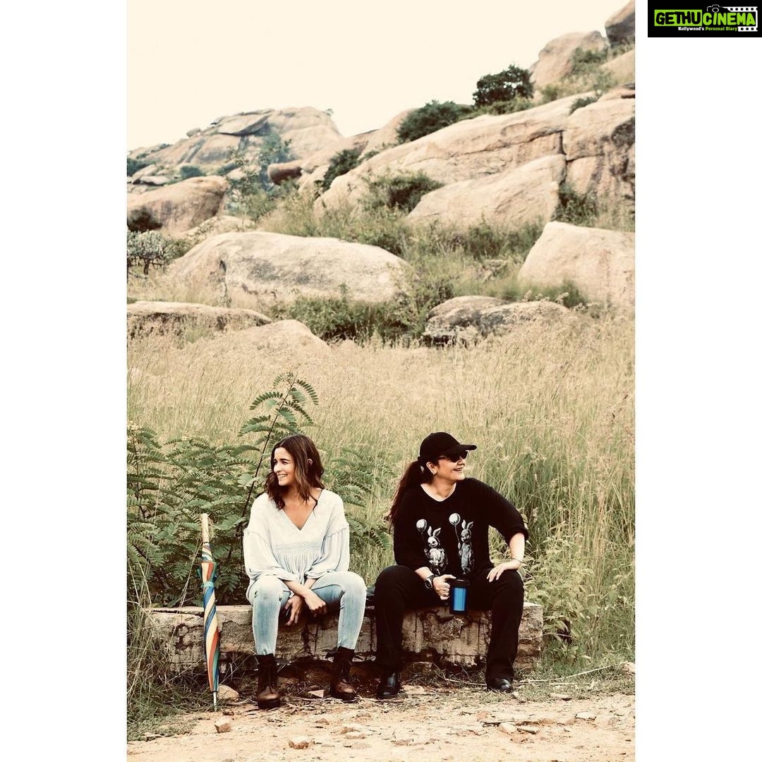 Alia Bhatt Instagram - priceless moments with the big sister.. ☀️ #sadak2 #sadak2diaries Mysore, Karnataka
