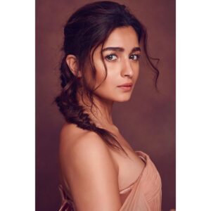 Alia Bhatt Instagram - Tonight for IIFA 💓 Make up by my lovely @puneetbsaini Hair by my fav @yiannitsapatori Styled by my sweeties @stylebyami @shnoy09 @mala_agnani Shot by the bestest @thehouseofpixels Managed by my missy @grish1234