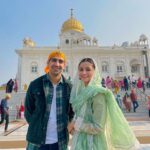 Alia Bhatt Instagram - ੴ blessings.. gratitude .. light 🙏☀️ Gurdwara Bangla Sahib, New Delhi