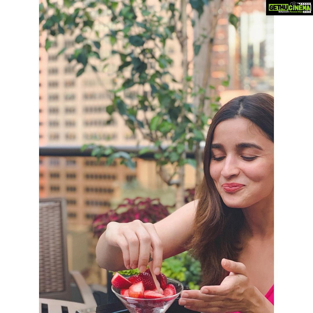 Alia Bhatt Instagram - Berry funny 🍓😋🙃 New York, New York