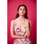 Alia Bhatt Instagram - It takes the best director, best writers, best crew, best hair, best makeup, best every single person on set to eventually give you a " Best Actor"🌞Cause you are nothing without your tribe♥️This is for Team #Raazi, for @meghnagulzar & for all those unsung heroes who gave up their lives for the country. Thank you for all the love! #zeecineawards2019 wearing: @celiakritharioti