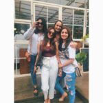 Alia Bhatt Instagram - 2 + 2 friends = 1 loud lunch 🌞 #happyfriendshipday 🙌