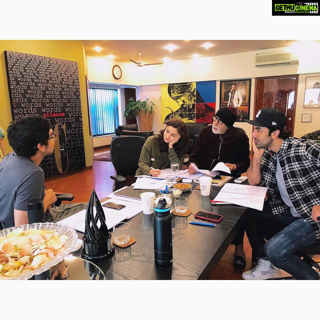 Alia Bhatt Instagram - Oh captain my captain! Prep with the legend @amitabhbachchan ❤️❤️❤️ #brahmastra #ranbirkapoor