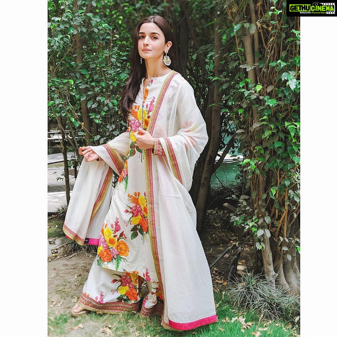 Alia Bhatt Instagram - Stand on my feet, I do 🌸