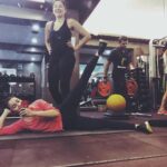 Alia Bhatt Instagram - Standing up or lying down..my super woman/trainer @yasminkarachiwala will make sure I don’t skip my workouts even with an injured shoulder.. I love when you go all innovative on me Yas!!! ❤️❤️❤️